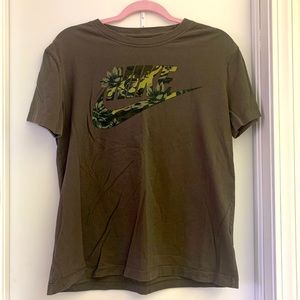 Nike • tee